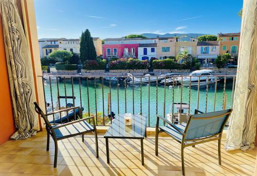 Port Cogolin Appartement | VUE Canal Superbe - Piscine - Parking Privé - Intérieur Neuf