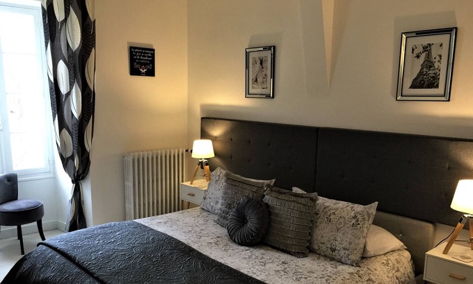 Excideuil Appartement | Studio-Appartement-Douche-Vue historique-Studio
