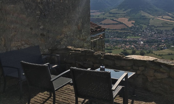 Saint-Georges-de-Luzencon Appartement | Vue,terrasse,balcon,calme,hameau,tour médiévale perchée