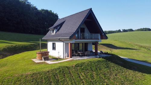 Klodzko Miasto Villa | W Sercu Kotliny - luksusowe wille 8 osobowe z balią opalaną drewnem i widokiem na góry