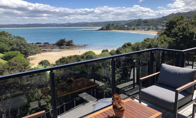 Tutukaka Maison | W91: Stylish, modern, up-market house with great views, right above the beach.