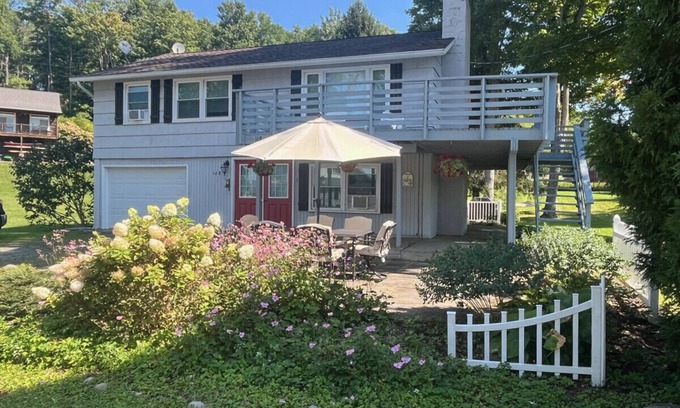Skaneateles Cabine | Wackerbarth Cottage-Skaneateles Lake Level Lake Access