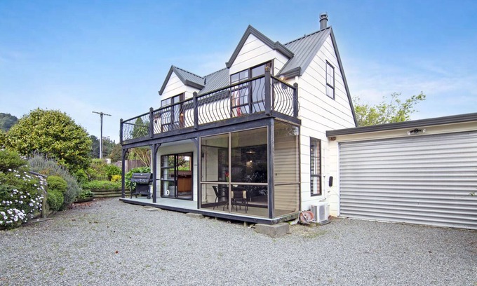Waikawa Maison | Waikawa Mountain View - Waikawa Holiday Home