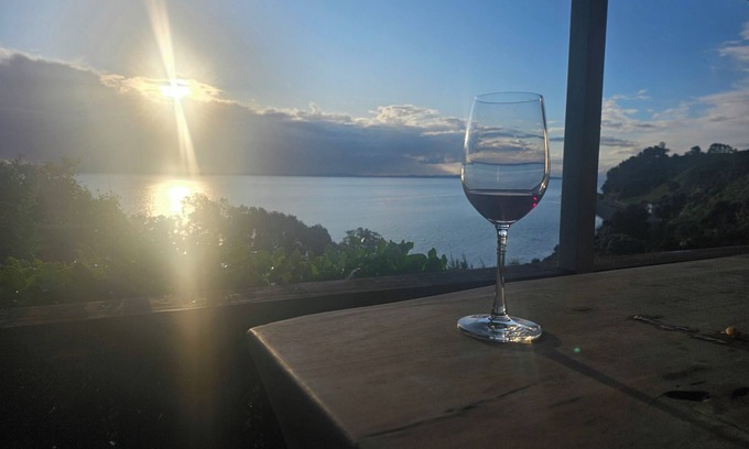 Kereta Maison | Waikawau Retreat. Private home, overlooking the sea, covered deck to entertain.