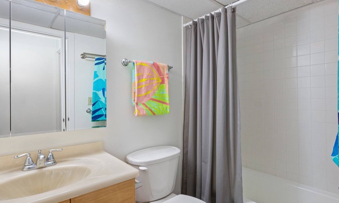 McCully - Moiliili Maison | Waikiki 2 bedroom 1 bath Apartment #2 - 10 min to beach 5 min to park