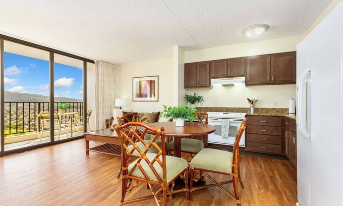Waikiki Copropriété | Waikiki Banyan 3409 – Mountain View Condo Rental in the Heart of Waikiki