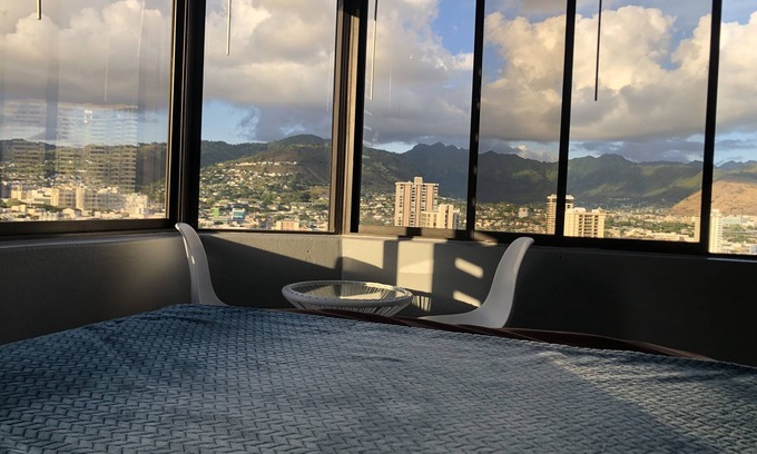 McCully - Moiliili Appartement | Waikiki studio, panoramic view, lots of amenities, 10 min walk to the beach!