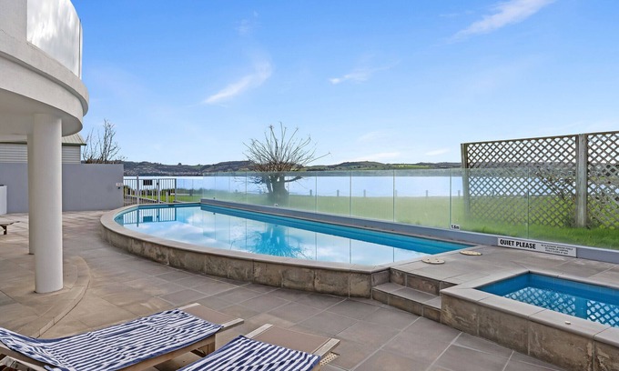 Taupo Appartement | Waimahana - Luxury By The Lake. Stylish & cosy apartment