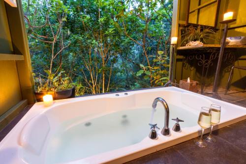 Kaimarama Cabine | Wairua Lodge - Rainforest River Retreat