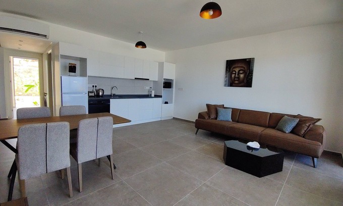 Kucukerenkoy Appartement | Réveillez-vous au bord de la mer · Retraite avec jardin et piscine en bord de mer