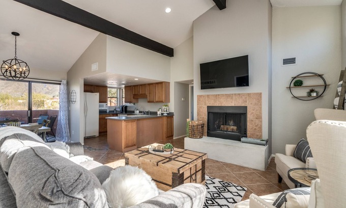 Tucson Copropriété | Cozy Modern Farmhouse Retreat: 2BR/ 2B w/Vintage Charm & Stunning Mountain View