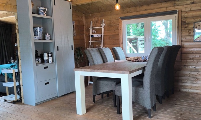 Stevensbeek Chalet De Ski | Waking up among the grunting pigs