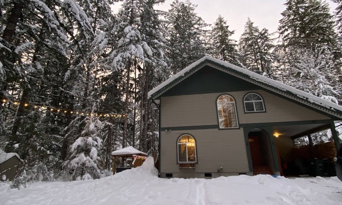 Warnick Cabine | Waldhaus Mountain Chalet, close to skiing, hiking, biking, Fiber WIFI, EVCharger