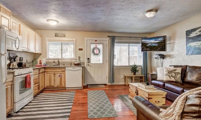 Al Tahoe Maison | Walk 2 Lake & Beaches Dining Shopping from your LakeHouse