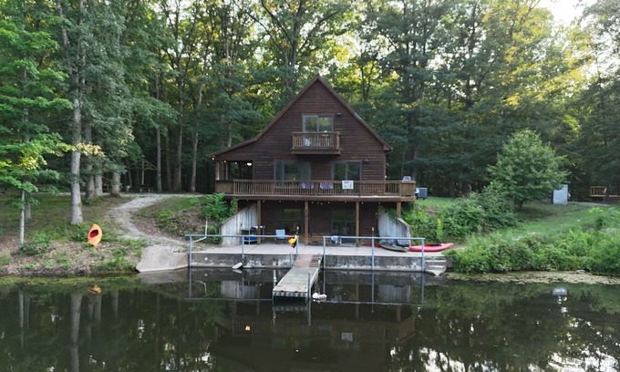 Rosamond Cabine | Walk Me Out in the “Morning Dew”. Secluded A-Frame Cabin on Pond with 3 decks