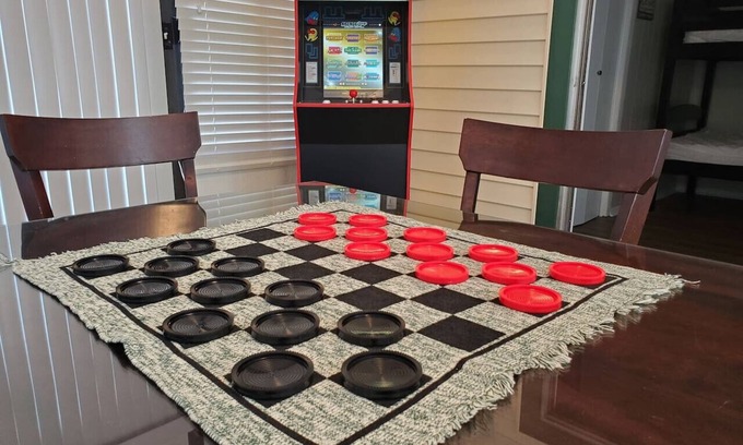 College Station Maison | Walk to A&M - College Station home + Game Room