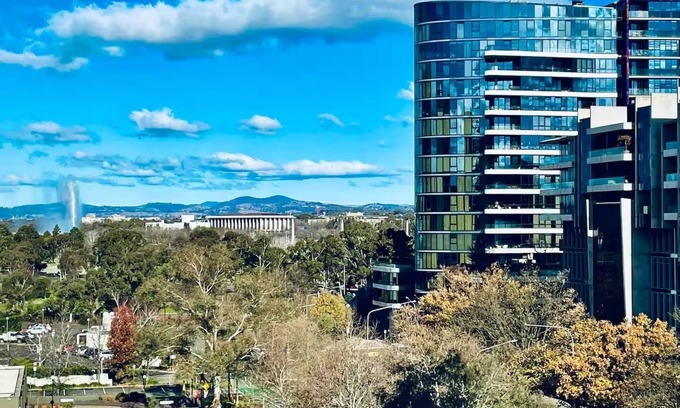 City West Appartement | Walk to ANU - Exclusive apartment with secure parking, gym, pool and sauna.