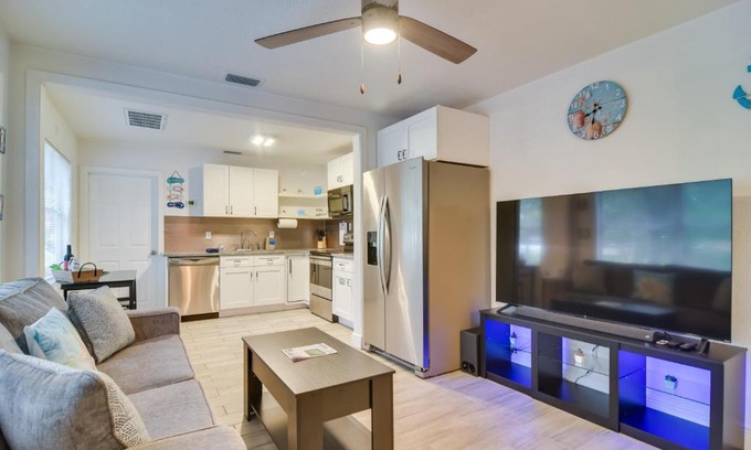 Bayview Maison | Walk to Art District and Beach Pet-Friendly Getaway
