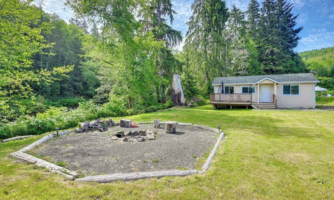 Neah Bay Maison | Walk to Beach: Creek-Front Sekiu Home w/ Fire Pit!