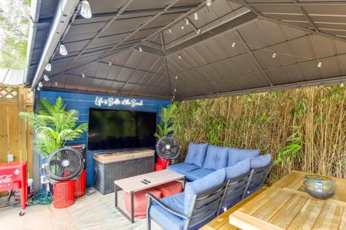 Mississippi City Maison | Walk to Beach, Gazebo with Hot Tub Gulfport Gem!