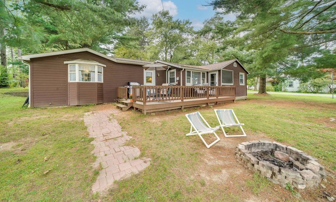 Edinboro Maison | Walk to Beach & Lake: Idyllic Escape in Edinboro!