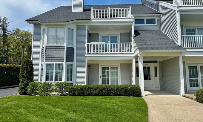 Harbor Springs Copropriété | Walk to Beach! Quiet, Updated Main Floor Condo, Rent for Month!