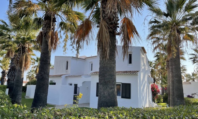 Carvoeiro Villa | Emplacement pratique - Lumineuse, spacieuse, luxueuse villa de 2 chambres, climatisation et jardin privé.