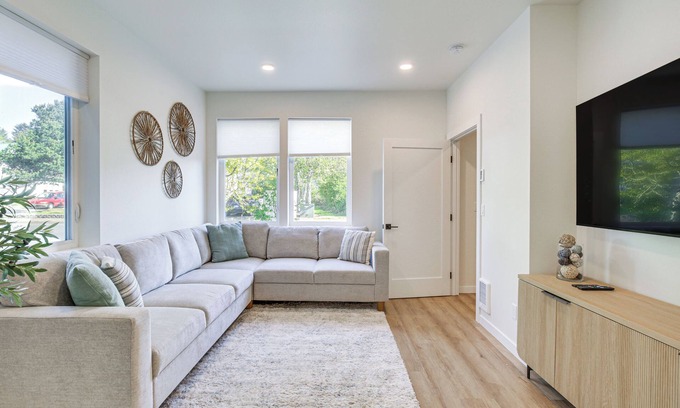 Lincoln City Maison | Walk to Beaches: 'Siletz Bay Bliss' Townhome