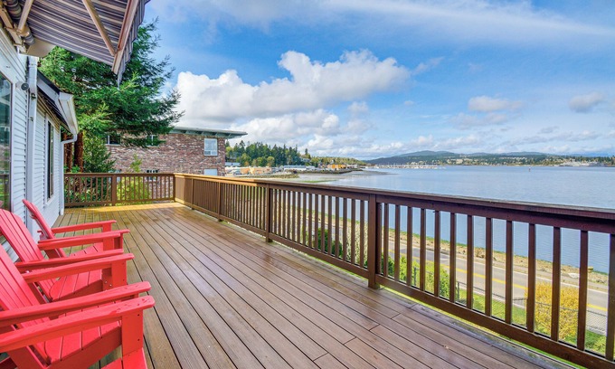 Retsil Maison | Walk to Beaches: Waterfront Home in Port Orchard!