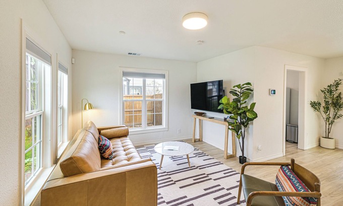 Central Arlington Maison | Walk to Cowboys Games: Arlington Home w/ Yard!