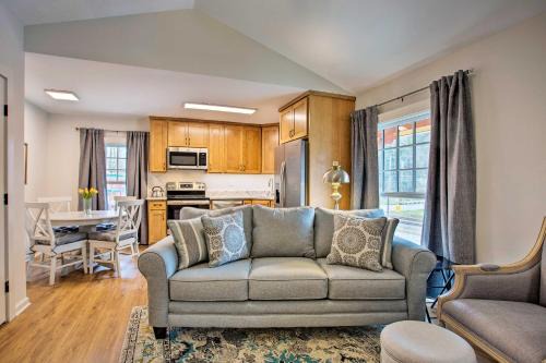 Saluda Appartement | Walk to Dining Saluda Main Street Retreat!