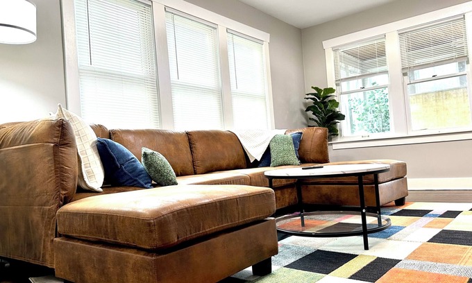 Geneva Maison | Walk to Downtown! 4-Bedroom Geneva Getaway