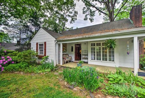 Lynn Maison | Walk to Downtown Pet-Friendly Cottage in Tyron