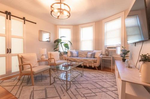 Salem Appartement | Walk to Downtown Salem with Arcade- Free Parking!