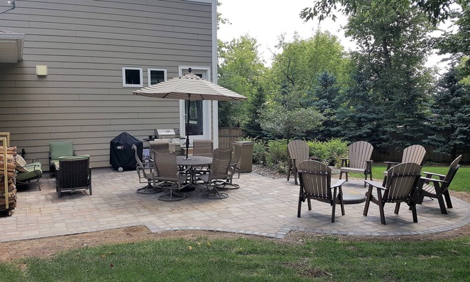 Wayzata Maison | Marchez jusqu'au centre-ville de Wayzata pour prendre un café, faire du shopping et une vie nocturne fantastique !!