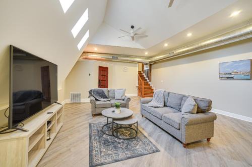 Troy Appartement | Walk to Dtwn and Waterfront Roomy Troy Apt