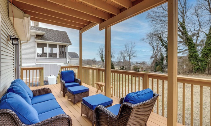 Groton Appartement | Walk to Eastern Point Beach: Apt w/ Water View!