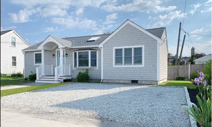 Easton's Point Maison | Walk to Easton's Beach - Newly renovated 2 bedroom and 2 bathroom house.
