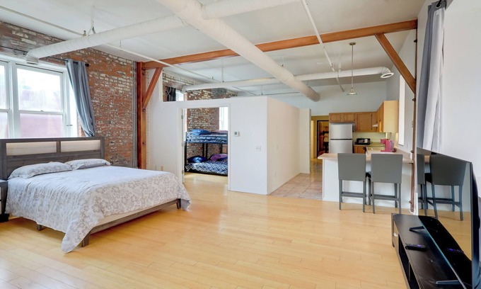 Old Market Copropriété | Walk to Eats, Galleries & Shops: Dtwn Omaha Condo