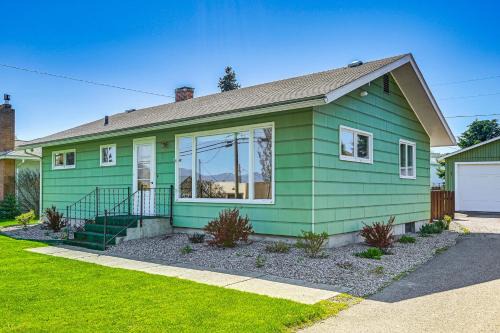 Polson Maison | Walk to Flathead Lake Airy Home with Mtn Views!