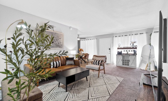 Central Arlington Appartement | 2br Prof. Designed - Walk to At&t, Globe Life and Arlington's Entertainment District!
