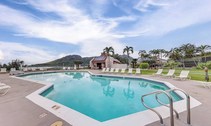 Nawiliwili Copropriété | Walk to Kalapaki Beach: Condo w/ Ocean & Mtn View!