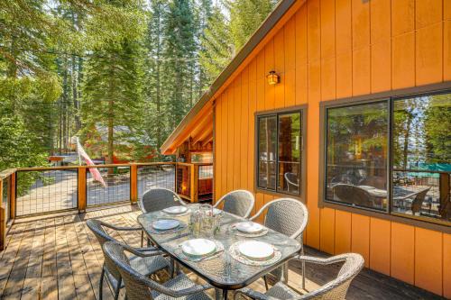 Prattville Maison | Walk to Lake Almanor Prattville Cabin with 2 Decks!