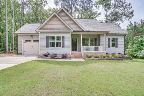 Littleton Maison | Walk to Lake Gaston Family Home with Yard