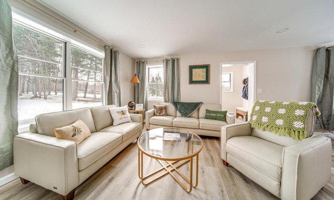 Pymatuning South Maison | Walk to Lake Pet-Friendly Cottage in Jamestown!