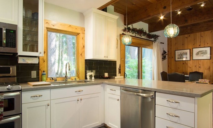 Tahoe Pines Maison | Marchez jusqu'au lac Tahoe et à la plage / jetée privée, cuisine récemment rénovée!