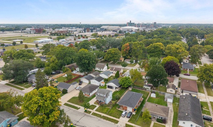 Ashwaubenon Appartement | Walk to Lambeau! Sleeps 10!