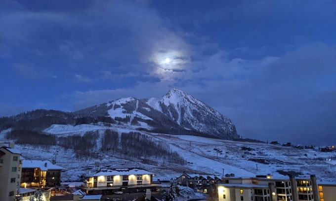 Crested Butte Copropriété | Spacieux, Récemment Rénové, Mtn. Vues, Marcher à Ascenseurs, Cheminée, Jacuzzi, Garage