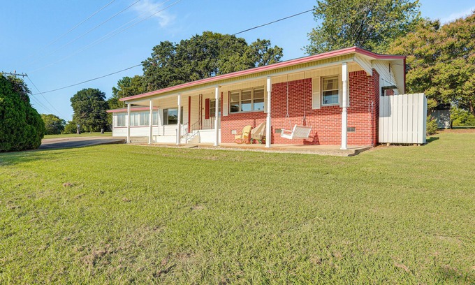 Kingston Maison | Walk to Marina: Family Home w/Yard in Kingston
