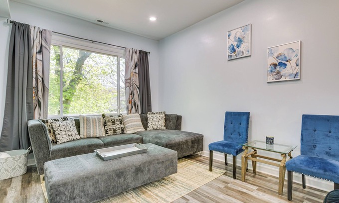 Greater Grand Crossing Appartement | Walk to Metra: Long-Term Getaway in Chicago!
